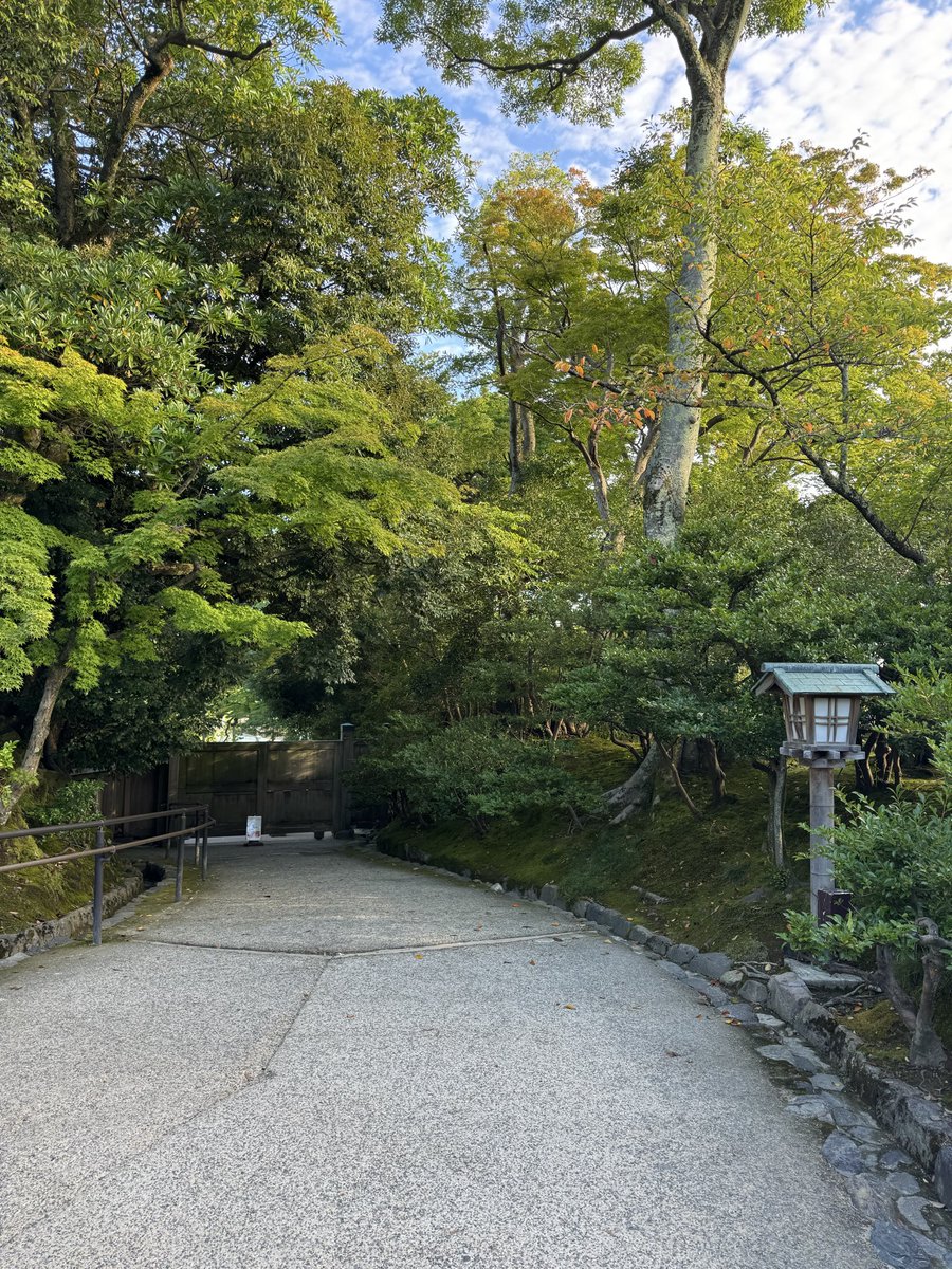 vavanpgo's tweet photo. ここ閉まってる兼六園
人がバグってるくらい少ないからとても散歩捗る https://t.co/WlZL4fjlUC