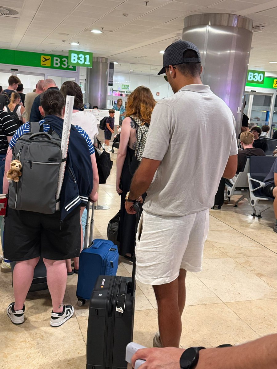 ReshadRahman's tweet photo. ❗️Rodri traveling back to Manchester, currently scheduled to return to training tomorrow. Image via @kippaxgirlemily #Transfers ✈️ https://t.co/CGzeunCxhx