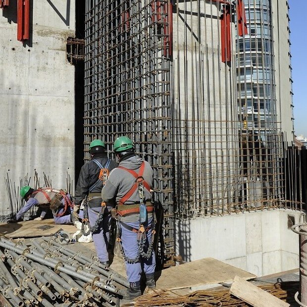 clarincom's tweet photo. EMPLEO EN BLANCO: EN MAYO, 2.265 PERSONAS POR DÍA PERDIERON SU TRABAJO

En mayo se perdieron 70.217 puestos de trabajo registrados, un promedio de 2.265 por día, y hubo 2.371 empresas menos que en abril, con fuerte impacto en el comercio y la industria manufacturera. En los primeros cinco meses de 2026 cerraron 8.025 empresas y se desvincularon 113.897 trabajadores registrados.

Frente a noviembre de 2023, hay 30.633 empleadores y 411.613 trabajadores menos, caídas del 6% y 4,2%, respectivamente.

(+) en Clarín: https://t.co/wEdnPW8Rns