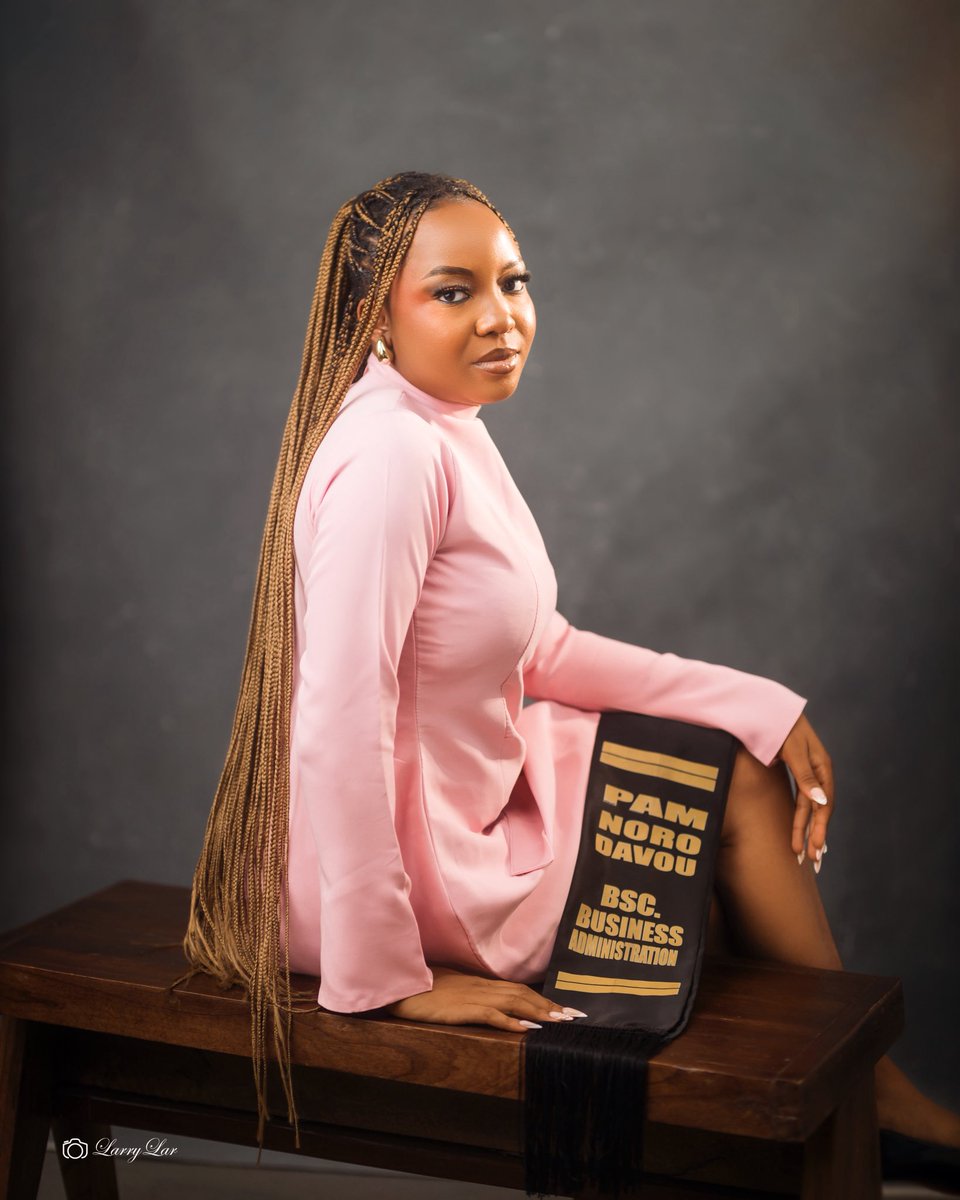 NantimLar's tweet photo. I TOOK THIS BEAUTIFUL CONVOCATION PORTRAIT FOR MS NORO 😍🎉❤️

#explore #fyp #photoshoot #portraits #nigeria #explorepage https://t.co/BcdKee7VDp