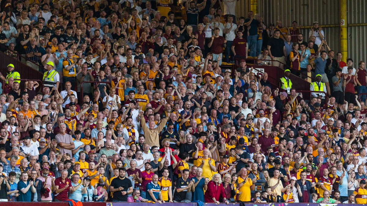 MotherwellFC's tweet photo. Speechless. 8,150 fans in the home end.

Motherwell Football Club in full flow 🧡 https://t.co/8kxNfiXodV