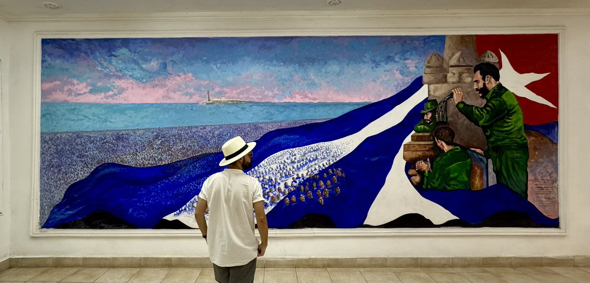 ElNecio_Cuba's tweet photo. 🇨🇺 Yo soy cubano. Tengo orgullo de serlo cada día. Pero no por una conexión ahistórica con mi tierra; sino justamente por el peso que ha tenido la historia de mi país en el mundo: la defensa de una idea distinta de coexistir; y eso se lo dio –en gran medida– el liderazgo de Fidel y la heroicidad del pueblo al que se fusionó de forma indisoluble. Se sentiría muy distinto ser cubano sin eso. Tal gesta nos compone y nos pertenece. Cuba es la Revolución.

Este no es solo el centenario del hombre que cambió la historia del continente y generó, junto al Che y sus compañerxs, el gran movimiento de la izquierda latinoamericana —no existe proyecto de izquierda latinoamericana sólido antes de la Revolución Cubana– frente a la intervención y al control geopolítico del imperio de EEUU (el mayor peligro para el desarrollo de América Latina); sino el renacimiento de aquel soñador de imposibles que levanta su voz ante el suplicio cíclico de cada injusticia: “este continente tiene en su vientre una criatura que se llama revolución, que viene en camino y que inexorablemente por ley biológica, por ley social y por ley de la historia tiene que nacer, y nacerá de una forma o de otra». 

Cuba está en uno de sus momentos de mayor asedio, de mayor crisis, de mayor bloqueo, de mayor despojo; América Latina está en uno de sus más difíciles escenarios de este siglo con una expansión del neofascismo; pero hay un Fidel latente que otra vez está dispuesto a multiplicarse en nuestras tribunas, en nuestras aulas, en nuestros campos de fútbol, en nuestras iglesias, en nuestras guerrillas, en nuestros barrios y en nuestros corazones, para vencer siempre o morir intentándolo. No hay alternativa a la VICTORIA. ¡Cualquier cubano lo sabe! ❤️‍🔥