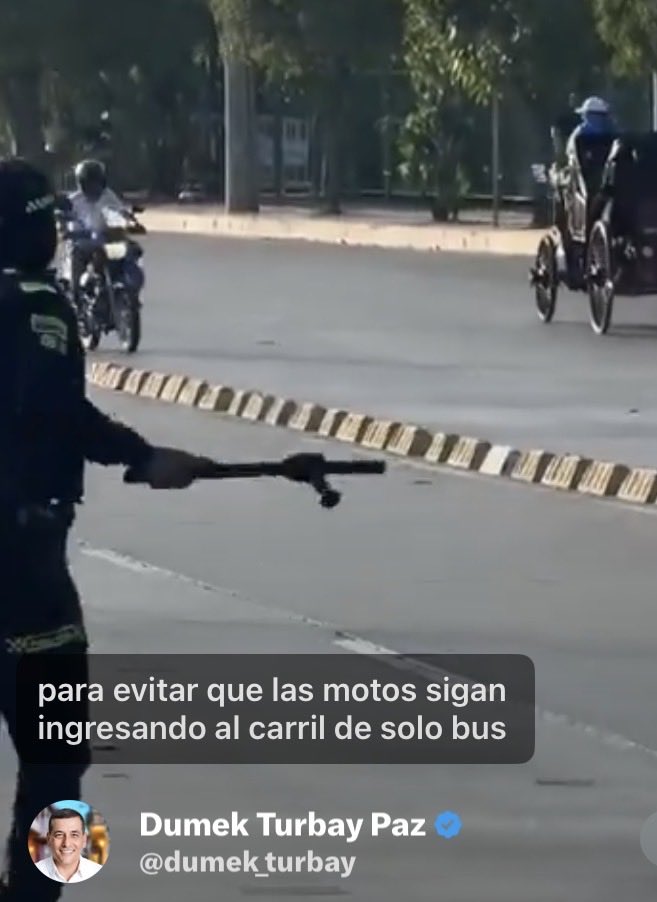 Fertkg1's tweet photo. me permito solicitar al señor Alcalde @dumek_turbay y al @DATT_Cgena Q deben corregir parte del procedimiento realizado por los funcionarios como se evidencia en el video.
Cabe resaltar q se exhorta al control y cumplimiento de la ley.
*Ese no es el correcto uso del Tonfa. https://t.co/gbeqMHCO3Y