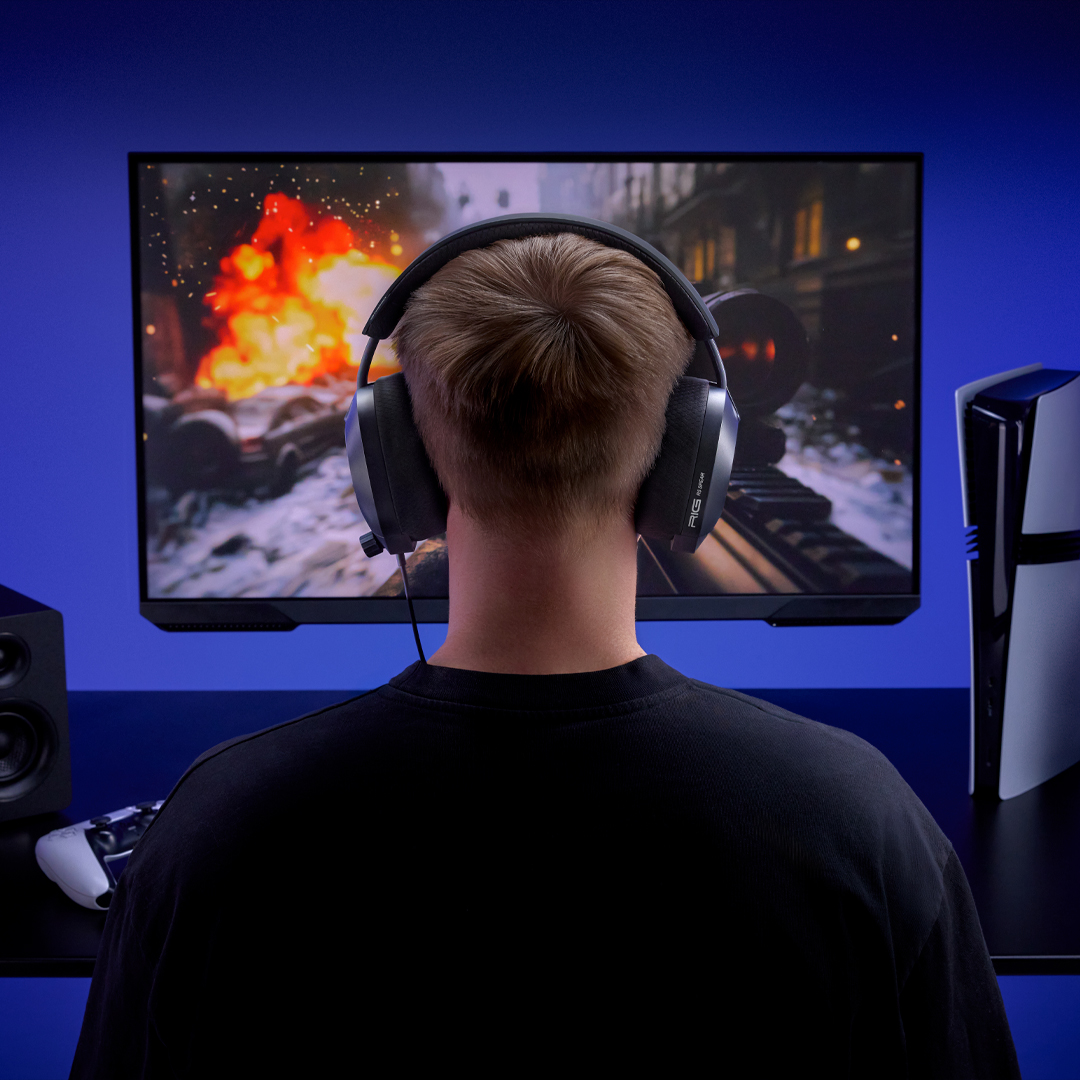 RIGGaming's tweet photo. Universal compatibility so you can bring studio-grade audio to your games no matter where you play.

Save $10 off the R5 PRO HC for a limited time 👉 https://t.co/PK7WoSusWs https://t.co/RJ63aR6llQ