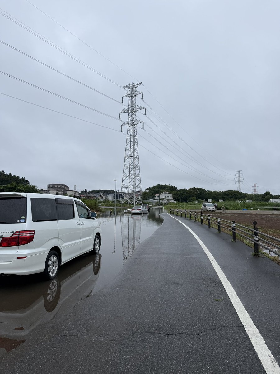 izumi_kashiwa's tweet photo. 昨日、冠水情報もあった北柏駅周辺の状況です。

駅は通常通りですが、ぢがね橋バス停の先の国道6号線をくぐる道路が冠水し、7台ほどの車が移動出来ない状況となっているため、現在も通行止めとなっています。そのため、北柏駅から柏駅西口に向かうバス(上りのみ)が、国道6号線沿いからの乗車に変更となっています。

また、慈恵医大病院付近の道路も冠水し、現在、通行止めとなっています。歩行者の方は通行できる状況です。

更に、柏ふるさと公園から北千葉導水ビジターセンターに至る道路もまだ冠水しており、車高の高い車であれば通行できる状況ですが、今後も雨が降る可能性があるため、迂回された方がよいかもしれません。

これらにつき、引き続き復旧等の対応に努めて参ります。なお、本日5時30分に緊急安全確保（警戒レベル5）は解除されましたが、引き続き天候が悪化する可能性もあるため、本日もくれぐれもお気をつけてお過ごしくださいますと幸いです。

#松本いずみ
#千葉8区
#北柏