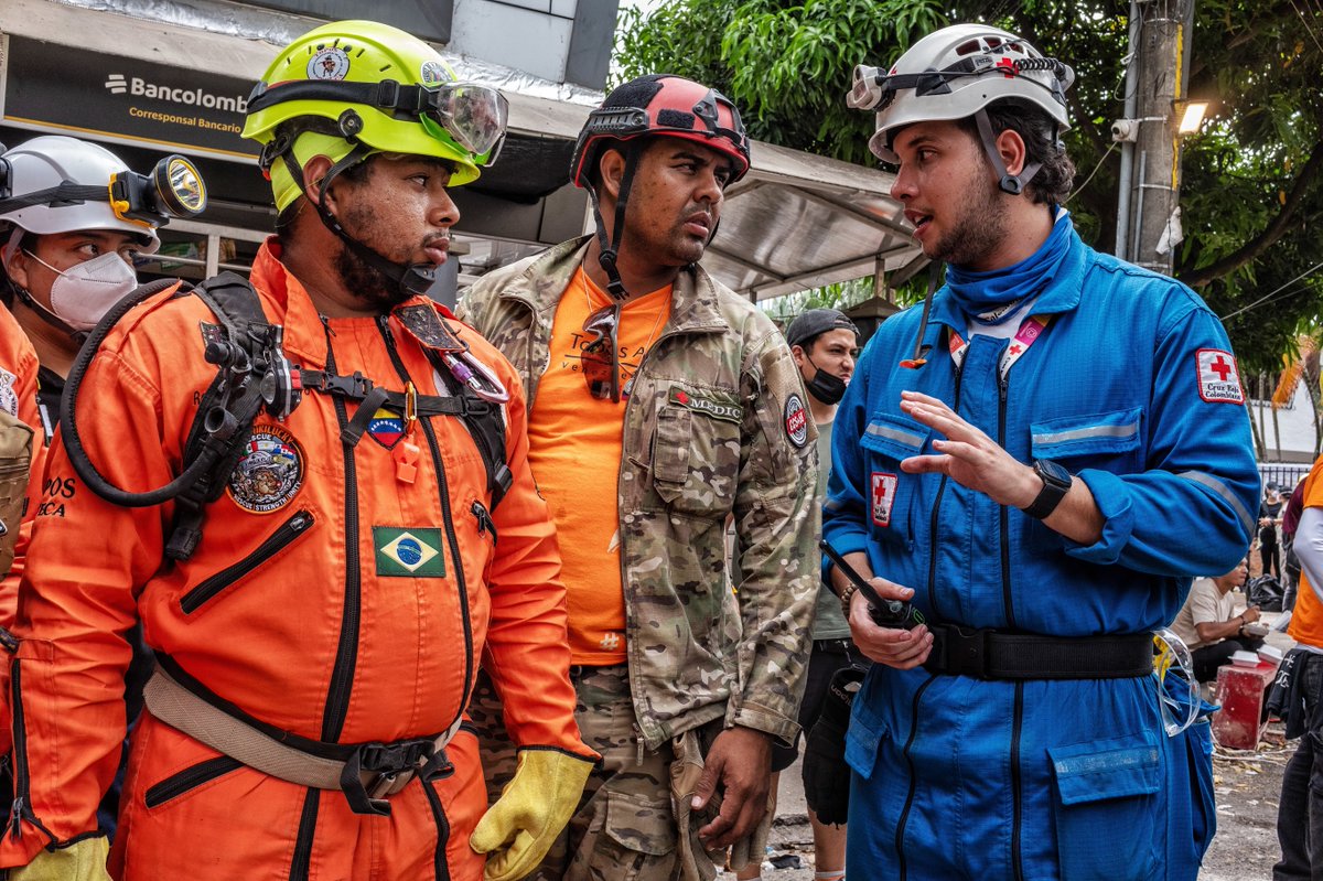 cruzrojacol's tweet photo. Hoy, dos países se unen por una misma causa. 🇨🇴 🇲🇽

Los Topos Azteca se suman a los equipos de la Cruz Roja Colombiana para fortalecer las labores de búsqueda y rescate y acompañar a las comunidades afectadas por el terremoto.

Fotos por: Federico Ríos Escobar https://t.co/bh3FzYD1a1