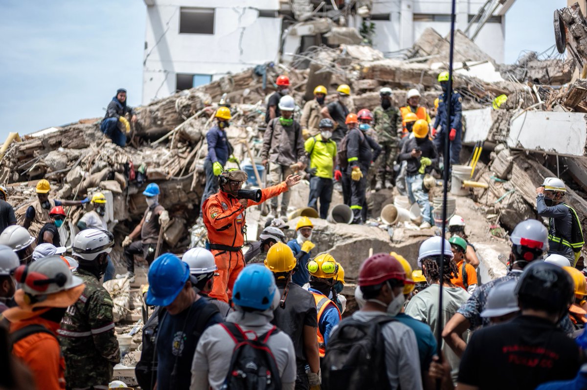cruzrojacol's tweet photo. Hoy, dos países se unen por una misma causa. 🇨🇴 🇲🇽

Los Topos Azteca se suman a los equipos de la Cruz Roja Colombiana para fortalecer las labores de búsqueda y rescate y acompañar a las comunidades afectadas por el terremoto.

Fotos por: Federico Ríos Escobar https://t.co/bh3FzYD1a1