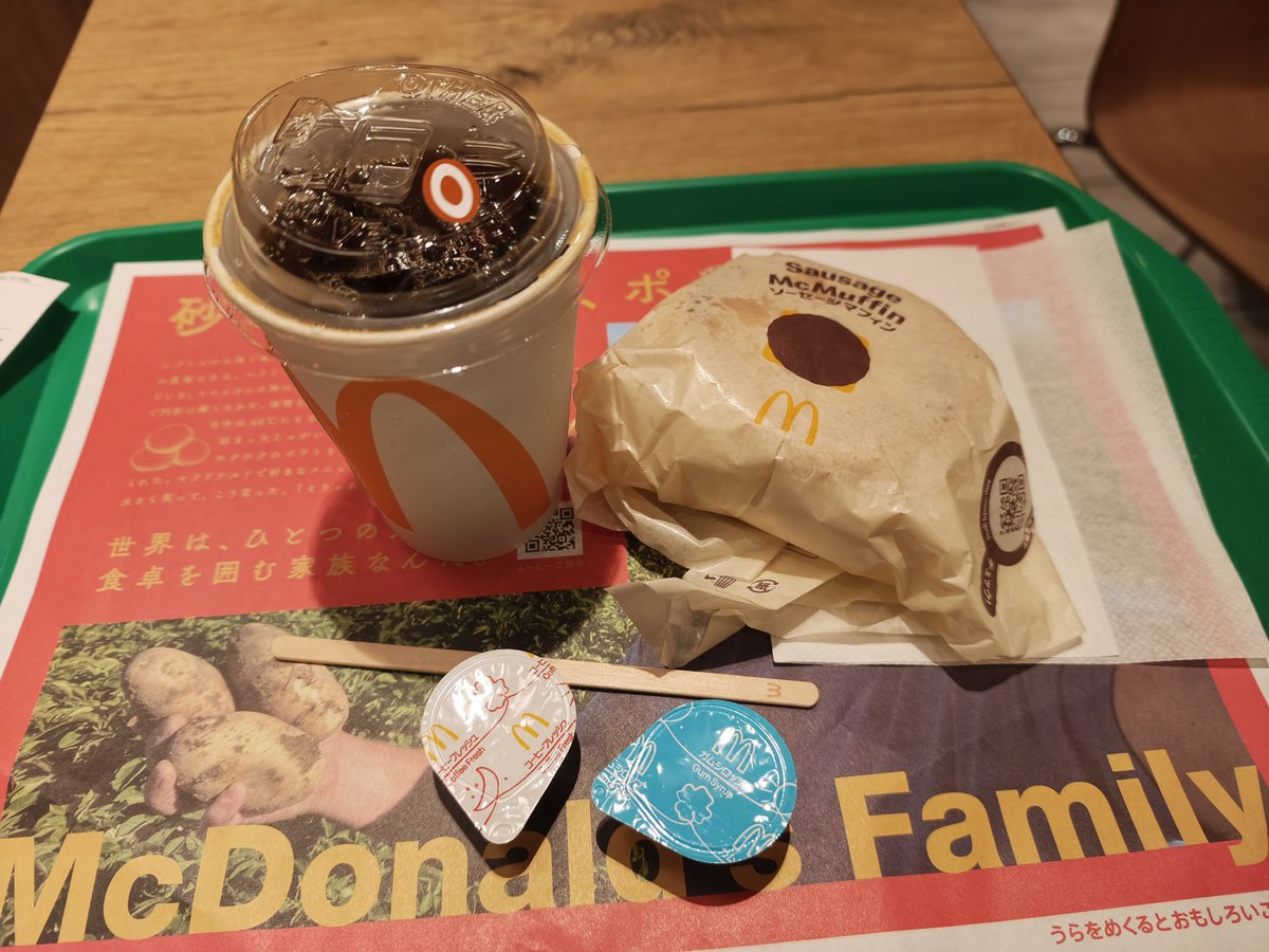 tray_returns's tweet photo. お盆期間で人通りの少ないオフィス街ですが、変わらず営業しているマクドナルドは頼もしい存在です。
ソーセージマフィンとアイスコーヒーでしっかり朝のエネルギーを補給しました。
お盆の仕事もこれで乗り切れそうです。 https://t.co/NLZgPnFAHP