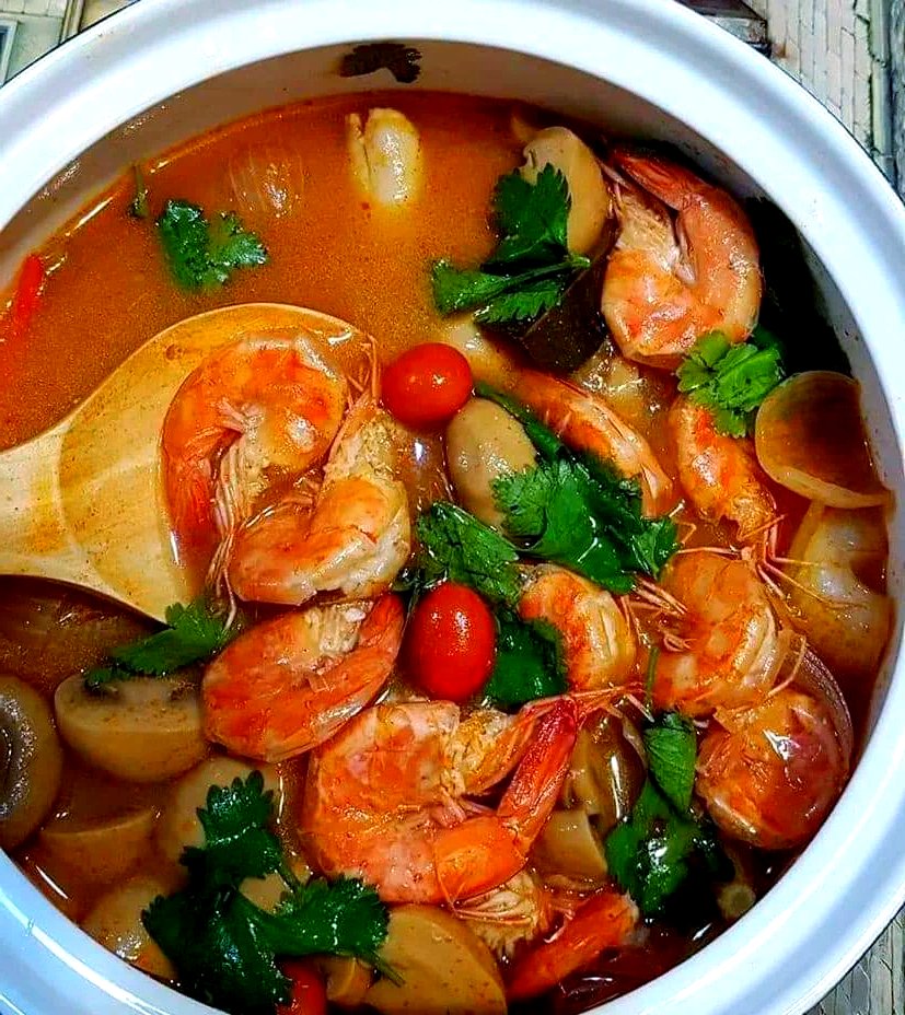 cuin_clara's tweet photo. Craving warm, tangy Thai tom yum goong tonight! This iconic spicy shrimp soup hits different every time I make it at home—fragrant lemongrass, kaffir lime leaves and a kick of bird’s eye chili make it pure comfort. https://t.co/7H1eTK963Y