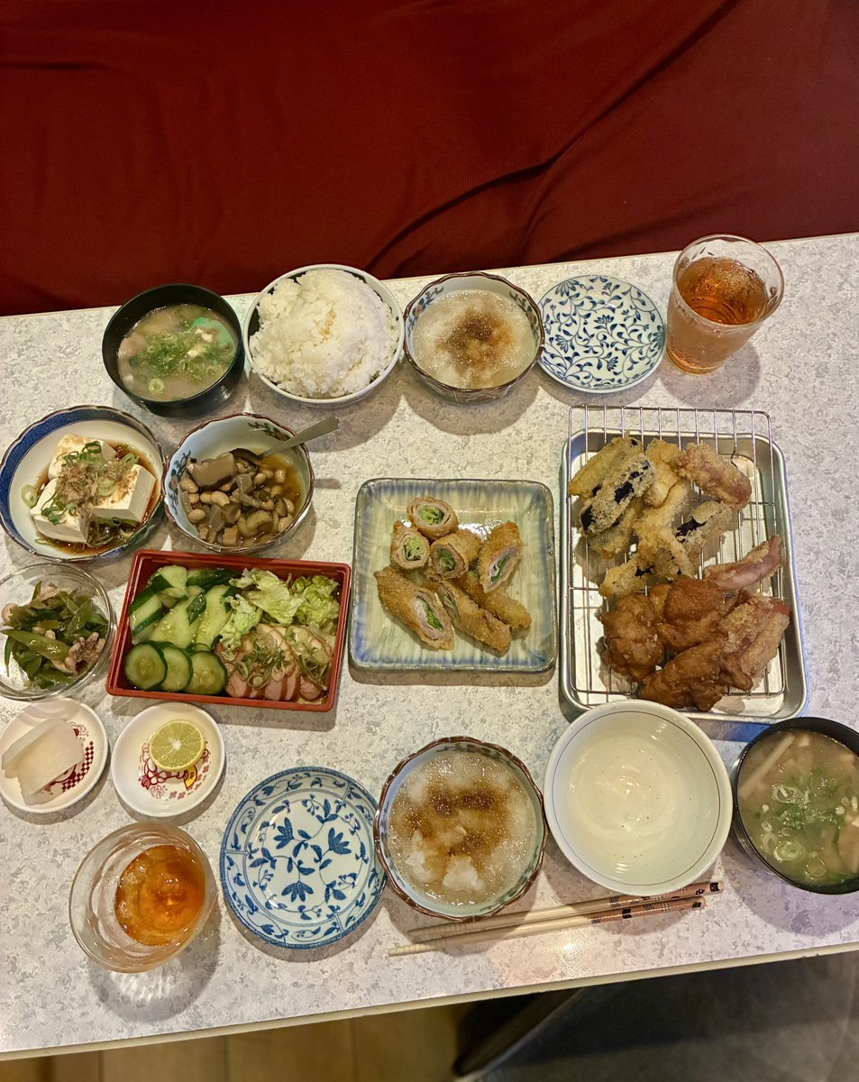 ka2cchang's tweet photo. 体が欲してるのかきゅうりを毎日買ってきては浅漬けにして1日2本は食べてる木曜日🥒

ミスドのもっちゅりん？ってやつどんなんか知らんけど客の娘さんが奈良のどっか田舎まで買いに行ったくらい品薄の商品があるらしい

晩ご飯は豚バラで九条ネギ巻いたフライとどっかの飯屋の鴨ロースetc https://t.co/A90tqC1zdu