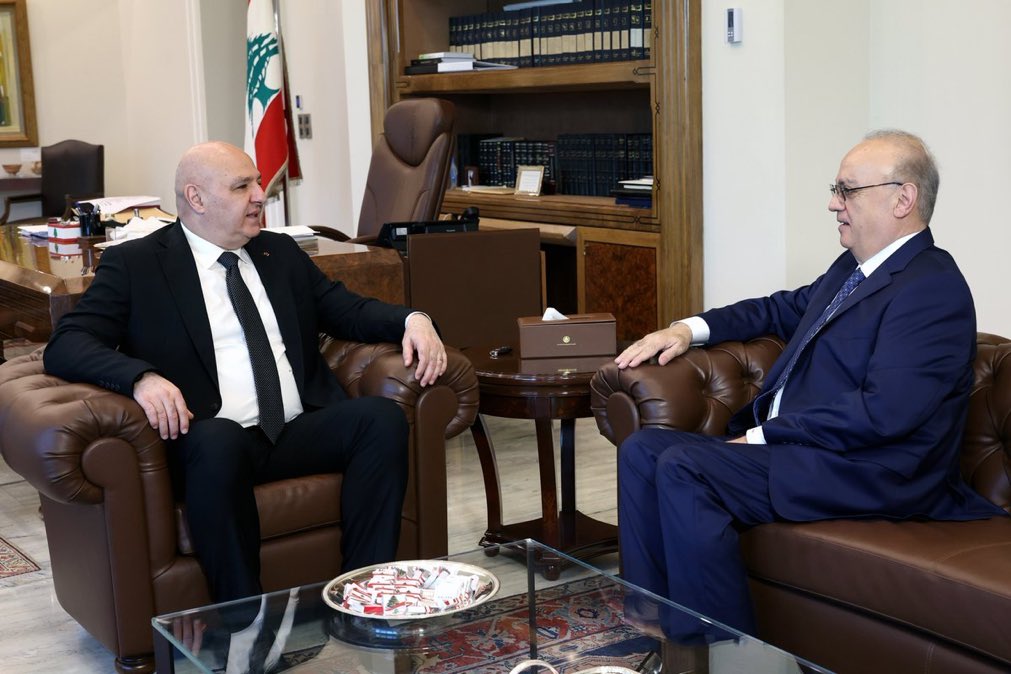 BassamJaara's tweet photo. تم اعتقال مئات الأحرار من اللبنانيين لتضامنهم مع الشعب السوري ويتم بالمقابل تشريف حيوان شتم سوريا ورئيسها بدلا من اعتقاله بتهمة الإساءة لدولة "شقيقة" ! https://t.co/5hHqpKU8Te