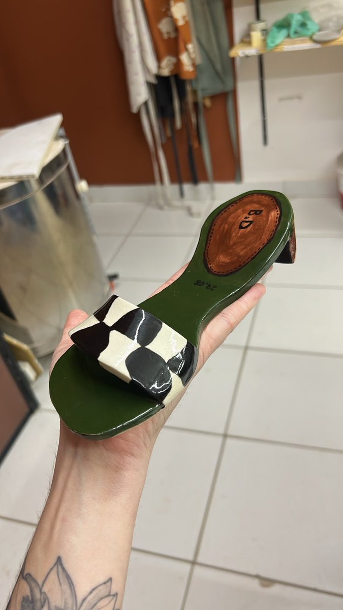 gbrltgr's tweet photo. minha melhor amiga (sapatão) vai casar e eu fiz um sapato de cerâmica pra dar de presente pra ela kkkkkkkkkk sera se ela vai gostar https://t.co/bxyAcTnLRi
