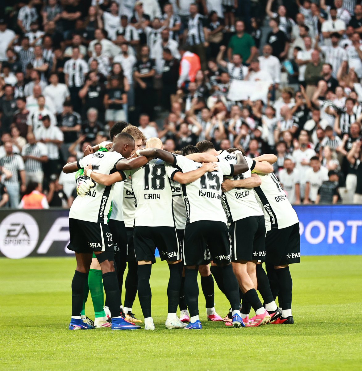 Juniorolaitan15's tweet photo. Un Pour Tous,Tous Pour Un🤍🦅🤍
@Besiktas 📸 https://t.co/CoEZXinKKu