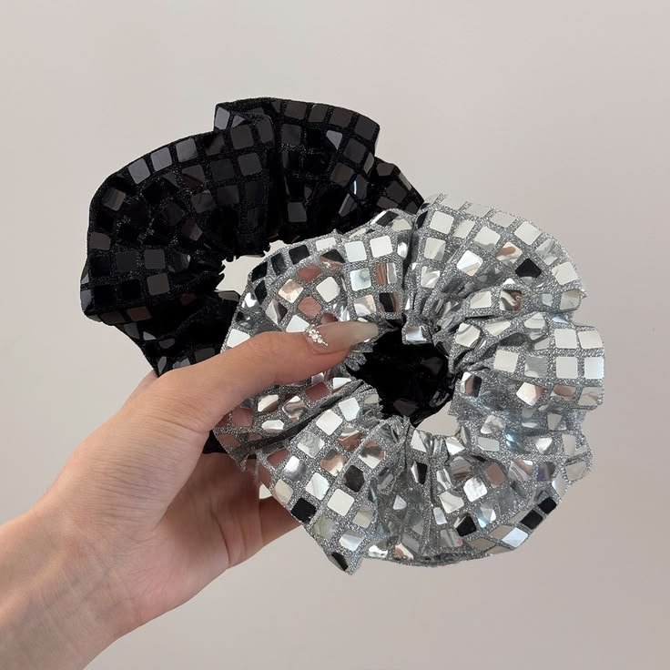 Getgass1's tweet photo. @florals_j Meet in the middle and u could maybe do a cute disco ball esc hair accessorie https://t.co/qesRnBXOeQ