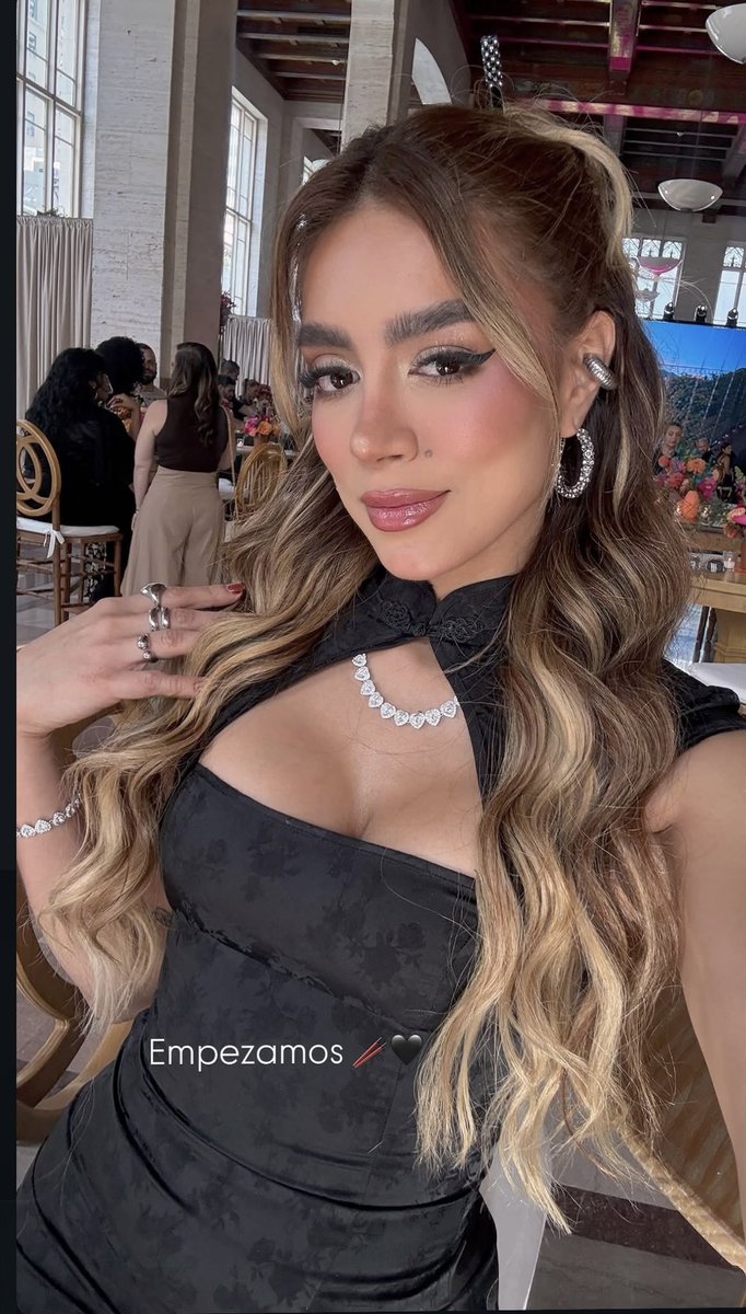 Aitana962's tweet photo. Hermosa la queen @andreinabravo11 
Premios Heat 
📍Miami 

#AndreinaBravo https://t.co/rXNRmhfU5L
