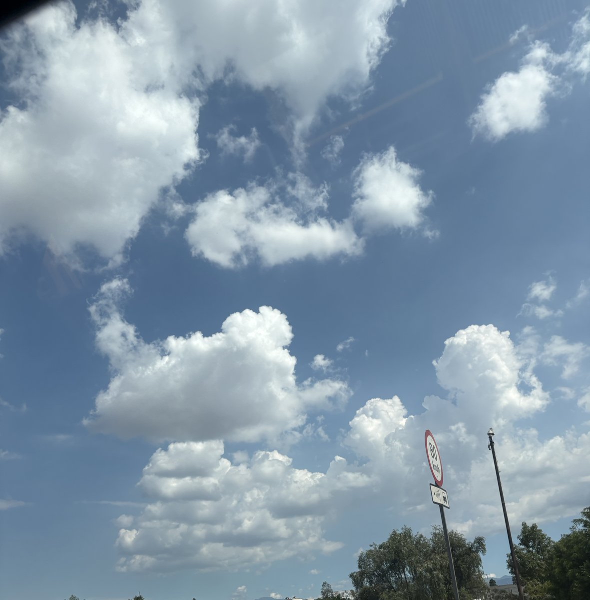 andy71soto's tweet photo. Pues creo que hoy tampoco nos llueve.... 😍🤩😎🤩😍

#Nubes 
#Calors 
#You https://t.co/gl1mJEXP4H