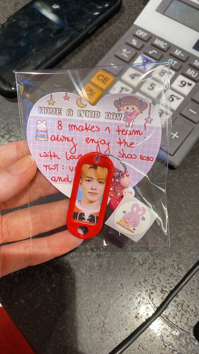 vhopeverse's tweet photo. bugun calistigim kafede iki tane kiz oturmus freebie hazirliyorlardi kovboy sapkalarindan anladim ateez’e hazirlandiklarini hemen atladim sohbetlerine ve bana freebie verdiler🥺 https://t.co/QJ1qntodk4