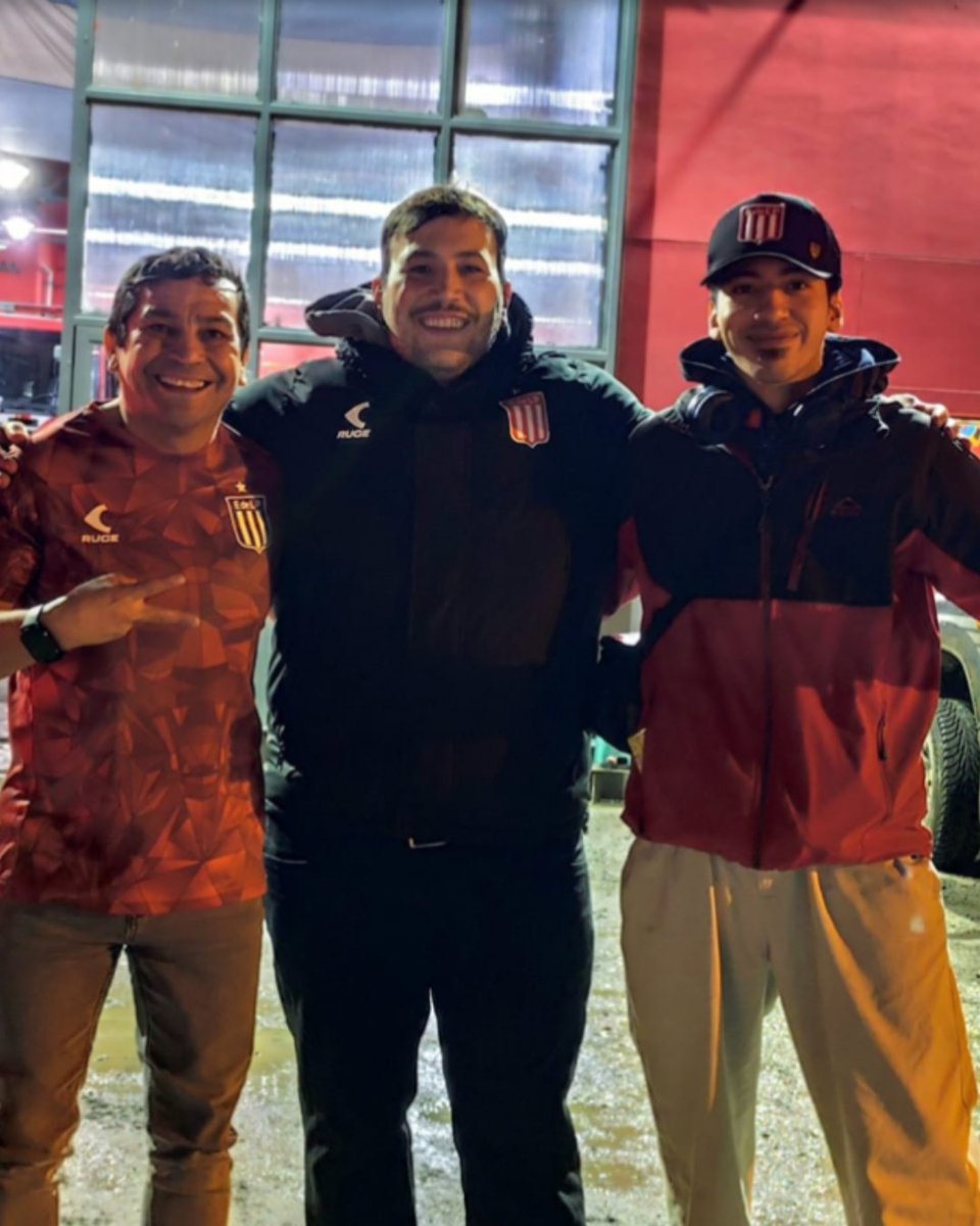 edelpclub's tweet photo. 🇦🇹🤝 𝙈𝙖́𝙨 𝙣𝙤𝙨𝙤𝙩𝙧𝙤𝙨, 𝙢𝙚𝙣𝙤𝙨 𝙮𝙤

Las filiales encabezaron una acción solidaria fiel al estilo Estudiantes. Las ollas populares por el 121 aniversario llegaron a diferentes puntos del país y el exterior, para compartir un plato de comida caliente con vecinos, personas en situación de calle e instituciones como Bomberos Voluntarios.

Las filiales Mariano Mangano (CABA), Eduardo Flores (Posadas), Chiquito Bossio (Córdoba), La Costa (Partido de La Costa), Leones del Sur (Conurbano Sur), Leones en Cuba (Cuba), La Bruja (Tres Arroyos), Juan Ramón Verón (Rosario) y Leones del Fuego (Tierra del Fuego) fueron algunas de las que participaron de la iniciativa.