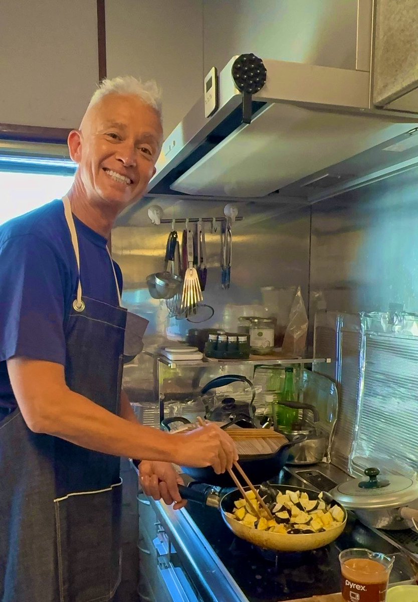 marcpanther's tweet photo. 最近な、ロケ以外ではほとんど肉を食べんようになったんよ。そうなると外食で食べられるもんも限られてくるけん、自然と自炊が増えた。でも、これがめちゃくちゃ楽しい（笑）
今まで食べてきた肉料理の「あの味」「あの食感」「あの満足感」を、どうやったら野菜や豆で作れるんやろ？っち、仲間たちとキッチンで実験しよるんよ「あれ入れてみようえ」「もうちょい焼いた方が肉っぽくね？」とか言いながら作って、最後にみんなで食べて「うまっ！」ってなる瞬間が最高なんよ。
今宵は麻婆茄子豆腐
今回わかったんは、ソイミートのミンチはそのまま使うんやなくて、先にしっかり味を入れちょくのがポイント！
これだけで食べた時の満足感が全然違う。肉を食べん＝我慢する、やなくて、今まで好きやった料理を植物でどこまで美味しく再現できるか。そう考えたら、毎日の料理が研究室みたいで楽しいんよなぁ（笑）
次は何を野菜で作ってみようかな🌿