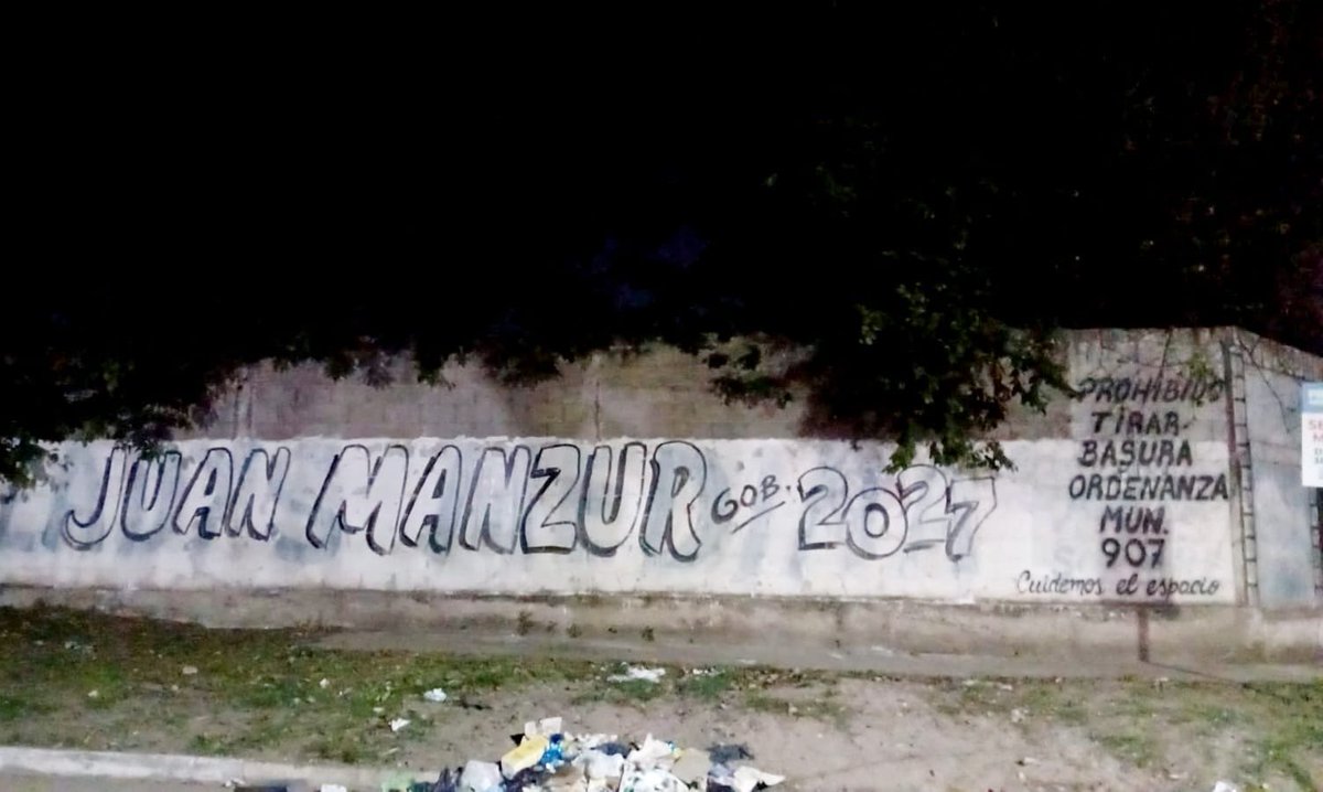 gerardohuesenok's tweet photo. SENADOR MANZUR: ESTÁ ENSUCIANDO BANDA DEL RÍO SALÍ.

Bastante sufrimos con la gestión municipal actual como para que ahora ustedes también vengan a ensuciar la ciudad.

El cambio no es con usted. El cambio es con La Libertad Avanza.

En 2027 vamos a pintar de violeta Banda del Río Salí.

@JMilei @KarinaMileiOk @MenemMartin @catalanlisandro
