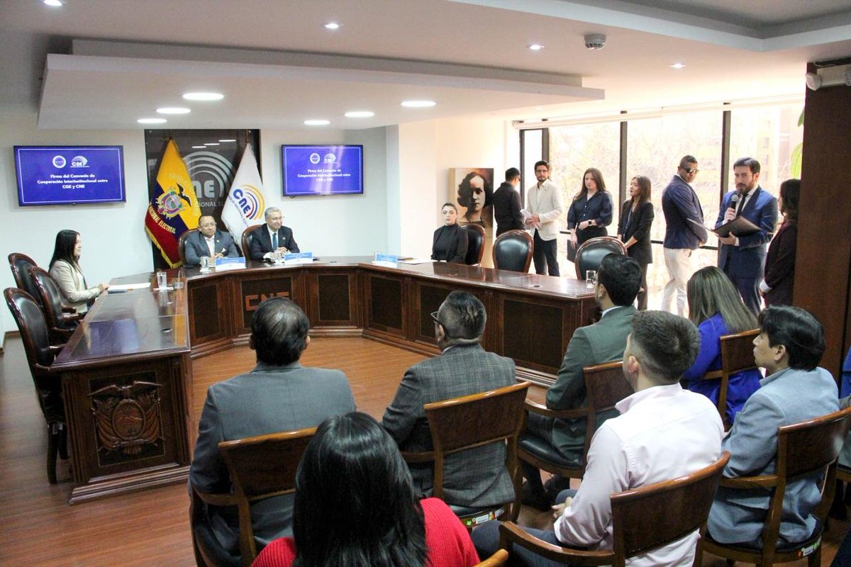 ContraloriaECU's tweet photo. 🏛️ #LaNuevaContraloría suscribió un Convenio de Cooperación Interinstitucional con el @cne_ecuador, con el objeto de coordinar acciones para un control efectivo de los bienes y recursos públicos durante el próximo proceso electoral.

👤 El contralor, Dr. Mauricio Torres, enfatizó: “Actuaremos con rigor técnico e independencia. Los recursos públicos no son moneda de cambio electoral. Nuestro deber es cuidarlos con firmeza y transparencia”.