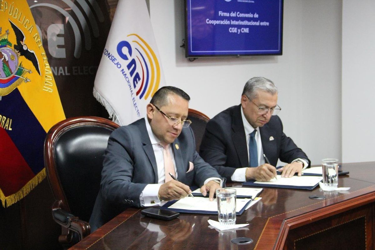 ContraloriaECU's tweet photo. 🏛️ #LaNuevaContraloría suscribió un Convenio de Cooperación Interinstitucional con el @cne_ecuador, con el objeto de coordinar acciones para un control efectivo de los bienes y recursos públicos durante el próximo proceso electoral.

👤 El contralor, Dr. Mauricio Torres, enfatizó: “Actuaremos con rigor técnico e independencia. Los recursos públicos no son moneda de cambio electoral. Nuestro deber es cuidarlos con firmeza y transparencia”.