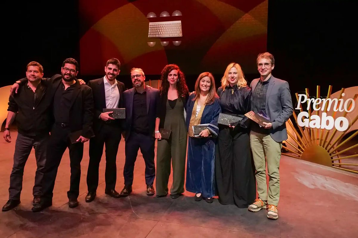 _elfaro_'s tweet photo. On Friday, July 24, El Faro’s managing editor Óscar Martínez and reporter Carlos Martínez won the Gabo Award in the Text category, one of the most important honors in Ibero-American journalism. Their work chronicles the exile of El Faro’s own journalists, as well as that of dozens of Salvadoran colleagues, human rights defenders, and voices critical of Nayib Bukele’s government.

https://t.co/6rJDLqHZqp