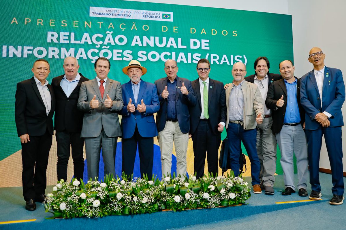 LulaOficial's tweet photo. Hoje alcançamos uma marca simbólica: mais de 10 milhões de empregos formais criados no nosso país ao longo deste mandato, no período de janeiro de 2023 a junho de 2026. São mais de 5,35 milhões de vagas com carteira assinada na iniciativa privada mais o fortalecimento do serviço público nas três esferas em todo o Brasil (4,75 milhões).  Uma  expansão de 19% no período. 

Esses 10 milhões se somam a uma combinação de indicadores que nos trazem orgulho: alcançamos a menor taxa de desemprego da série histórica (5,4% no trimestre encerrado em junho), a menor inflação média projetada desde a redemocratização, com o salário mínimo acumulando ganho real superior a 10% desde janeiro de 2023.

Quando o dinheiro circula na mão do  trabalhador, a economia gira, o comércio vende mais e o país volta a crescer com oportunidade para todos. É para isso que governamos.

📸 @ricardostuckert