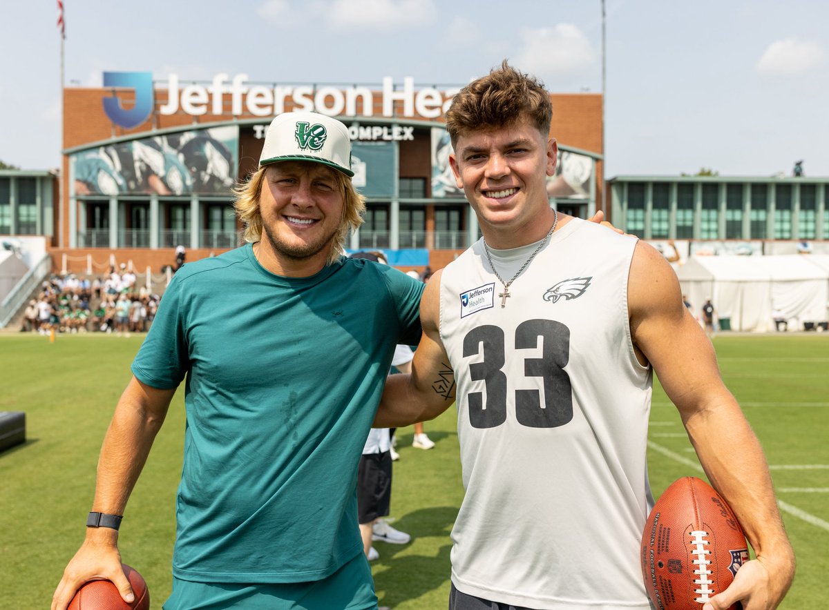 Eagles's tweet photo. A Baddy stopped by practice https://t.co/HazV9o78lm