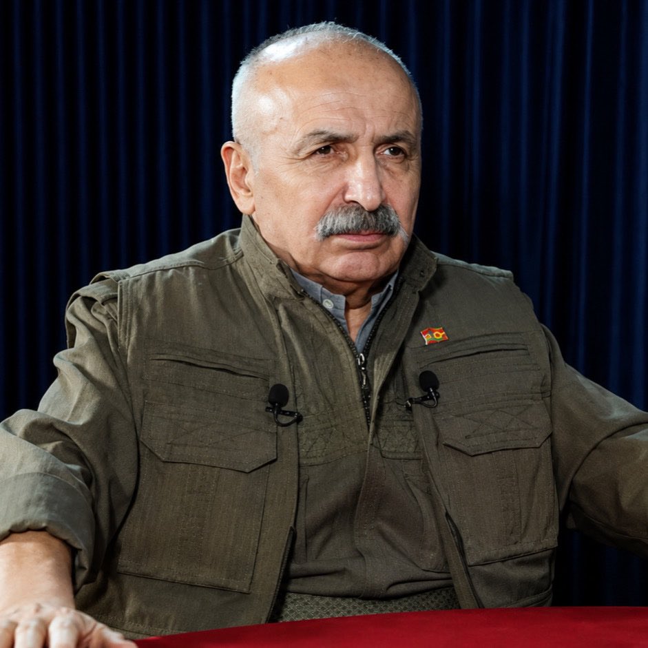 DailyTurkst's tweet photo. PKK elebaşlarından Mustafa Karasu, kendilerine terörist denilmesinden rahatsız oldu:

• Dil değişmeden, üslup değişmeden, yaklaşım değişmeden barışı gerçekleştirmek mümkün değildir. 

• Terörist demek, terör örgütü demenin artık anlamı yok.

• Bu yasanın hiç Kürt kavramını kullanmaması, daha sonra atılacak adımlar konusunda bir gönderme yapmaması ve demokratikleşmeden söz etmemesi eleştiri konusudur.

• Sorunu sadece silahsızlanma üzerine kurmak gerçekten yanlıştır. 

• Sanki silah bırakıldığında her şey hallolacakmış gibi yaklaşmak, sorunun nedenlerini görmeyen yetersiz bir yaklaşımdır.

• Tek boyutlu yaklaşılırsa daha sonra esas nedenler konusunda yetersiz politikalar ortaya çıkabilir.