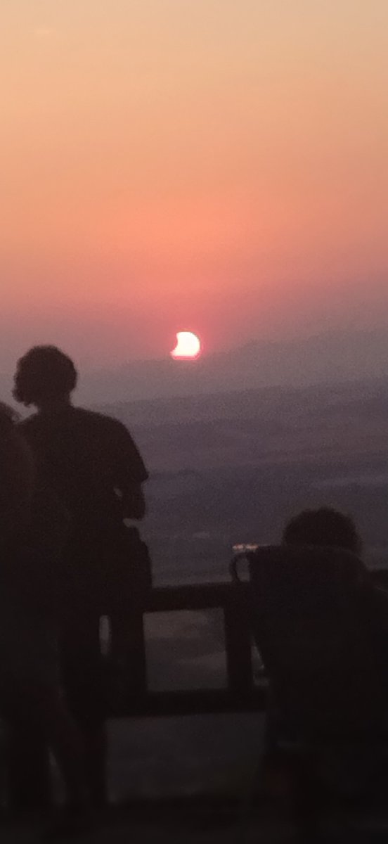 35Isabellopez's tweet photo. Estas fotos las hicimos en la Visera mirador de los altos de la Humosa Madrid vimos el eclipse 100% aquí os dejo la corona y el ocaso eso es lo último que vimos fue muy emocionante y las vistas excepcionales https://t.co/Us1cggCWCt