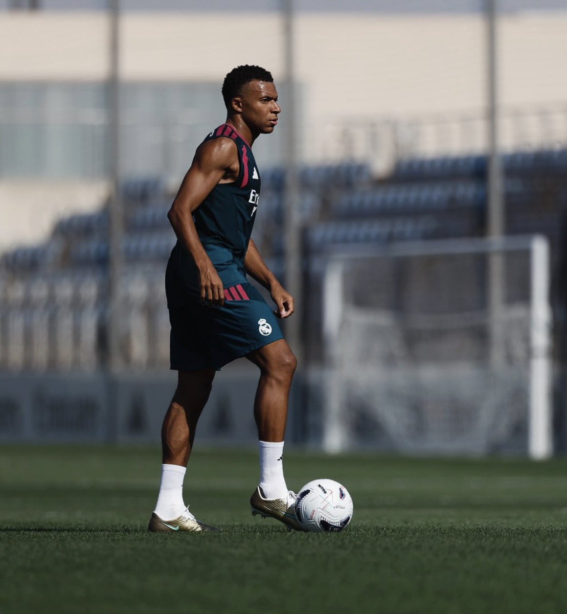 SeydinaOfficial's tweet photo. Kylian Mbappé est très affûté physiquement ⚡️

Vinicius Jr doit absolument suivre son programme d’entraînement. https://t.co/YkZU3gA1Ub