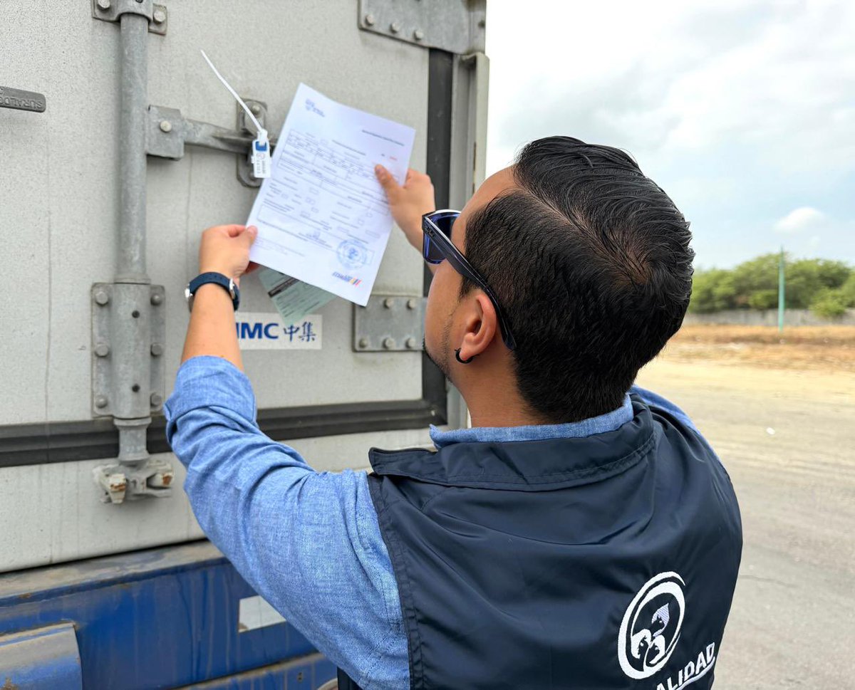 AgrocalidadZ7's tweet photo. 📍 | #AgrocalidadEnTerritorio

¡La gestión se fortalece en territorio, con seguimiento y acciones concretas!

El director ejecutivo, Eduardo Cantos Cortez, cumple una importante agenda de trabajo en #ElOro para verificar la implementación de las medidas dispuestas para reforzar https://t.co/vzvrBCorNZ