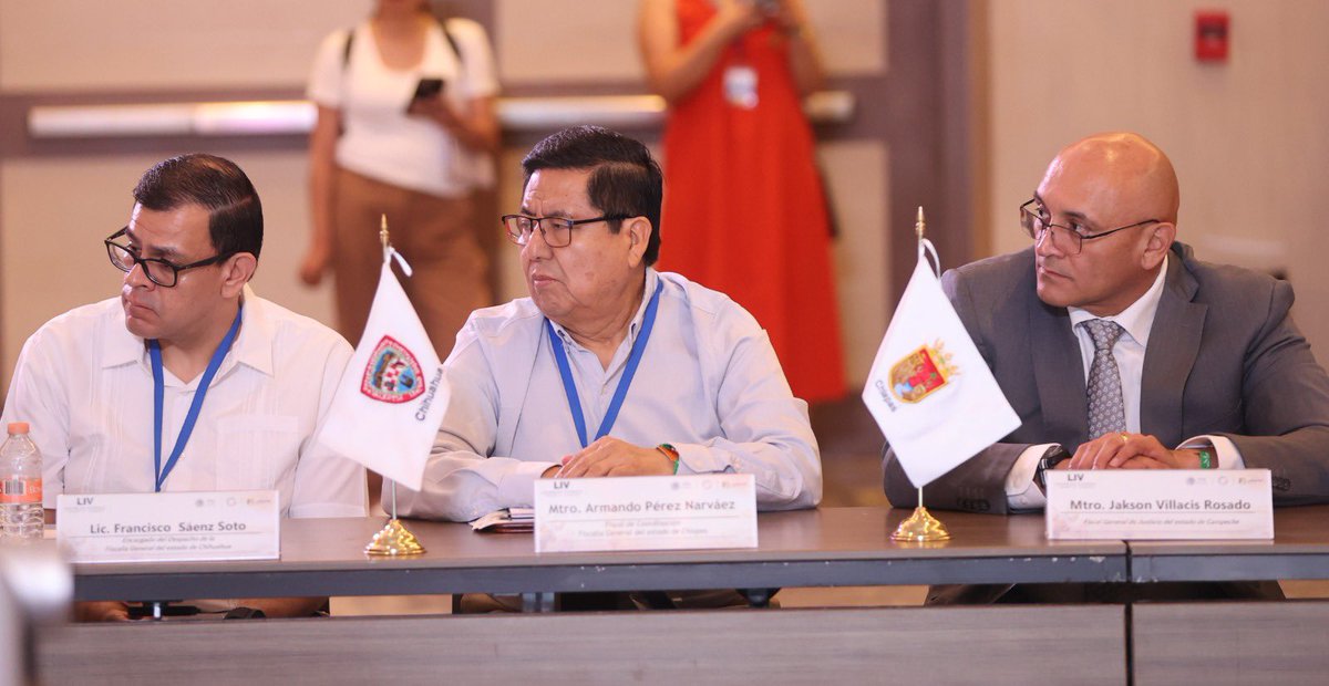 FGRMexico's tweet photo. En las mesas de trabajo de la LIV Asamblea Plenaria de la #CNPJ, las y los fiscales y procuradores del país intercambian experiencias, plantean retos y construyen soluciones para fortalecer la procuración de justicia.
Este ejercicio, encabezado por la #FGR, permite poner sobre la mesa las experiencias y realidades de las distintas entidades, para avanzar en propuestas que respondan a los desafíos actuales y se traduzcan en mejores resultados para el Pueblo de México.