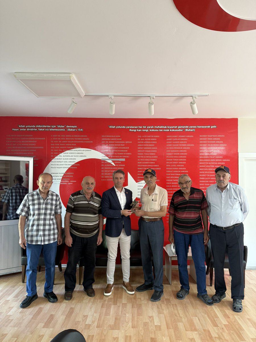 KazmkoKk's tweet photo. Bugün, bu cennet vatanımızı bizlere emanet bırakabilmek için canından vazgeçen aziz şehitlerimizi rahmetle anmak, vatan uğruna mücadele eden kahraman gazilerimizi ziyaret etmek her zamankinden daha anlamlı ve değerlidir https://t.co/WRP6KhYjCd