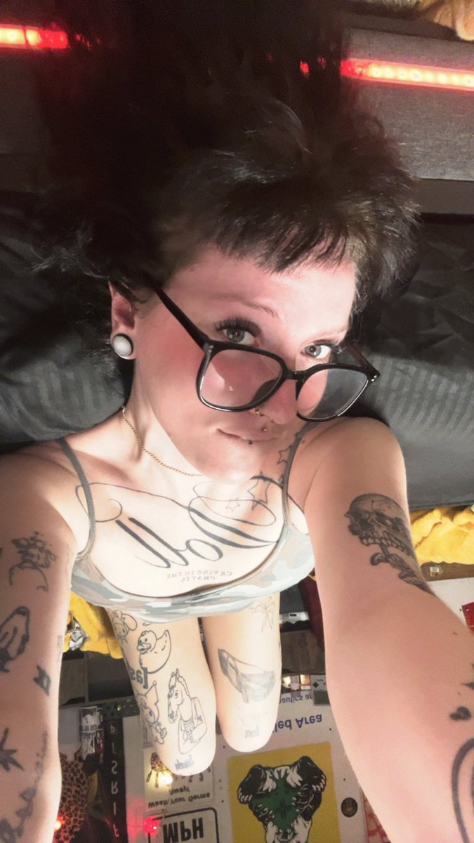 ohitsomen's tweet photo. How I’m waiting for him to come home and throat fuck me like the good little slut I am https://t.co/98Yma1gzdT