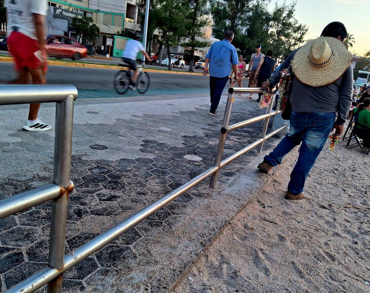 Sheila_Arias_'s tweet photo. 📢En #PlayaPinitos están quitando las partes del barandal para hacer "otros accesos", ya le arrancaron dos tubos para tener una entrada directa; y más adelante, cortaron la estructura y la desinstalaron del pilote.
¿Quién manda en las #playas? 🏖️⛵️
¿Quién manda en #Pinitos? https://t.co/X4i9xsmBIH