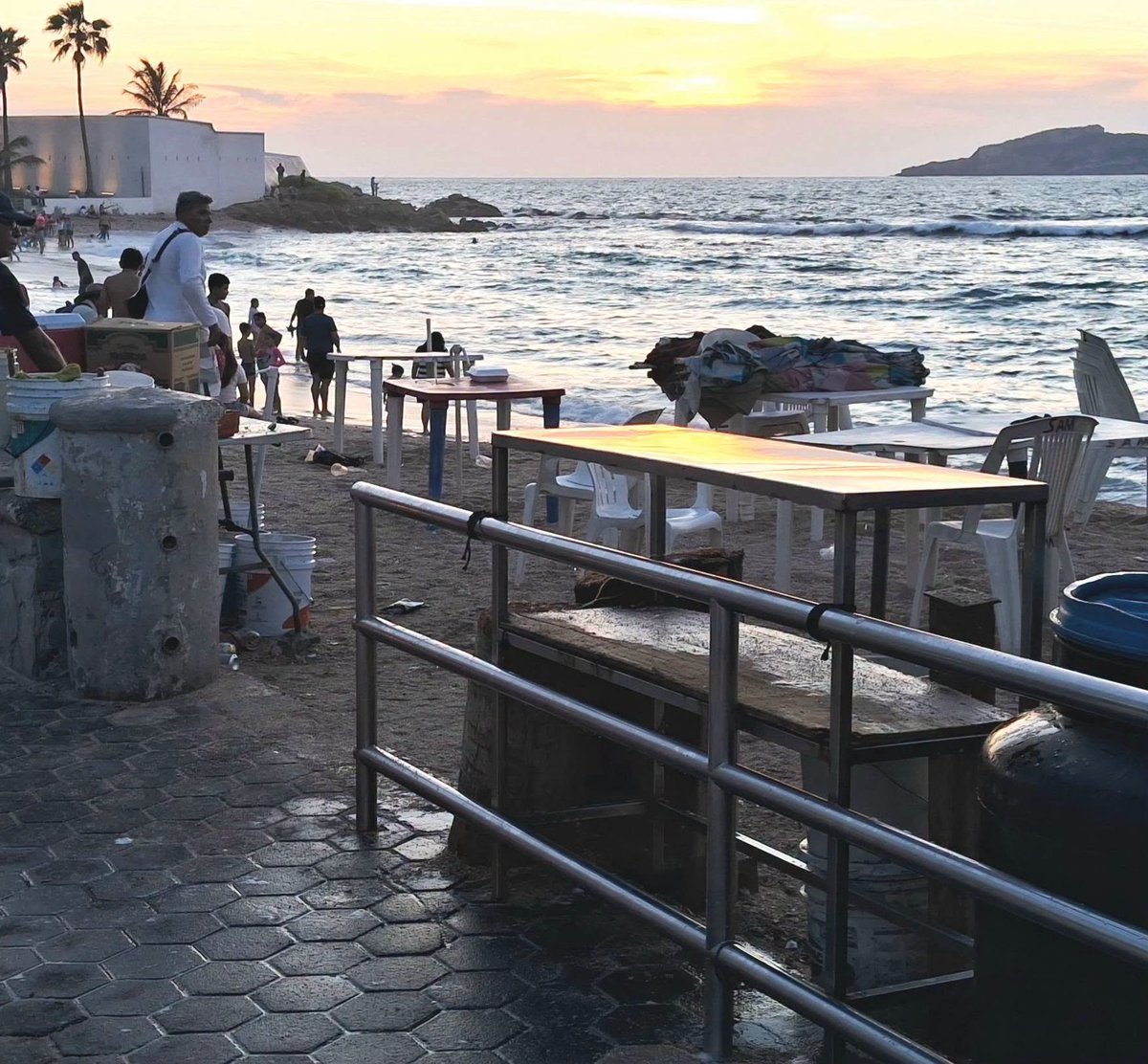 Sheila_Arias_'s tweet photo. 📢En #PlayaPinitos están quitando las partes del barandal para hacer "otros accesos", ya le arrancaron dos tubos para tener una entrada directa; y más adelante, cortaron la estructura y la desinstalaron del pilote.
¿Quién manda en las #playas? 🏖️⛵️
¿Quién manda en #Pinitos? https://t.co/X4i9xsmBIH