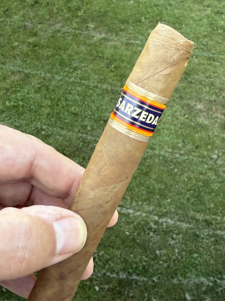 blindlabelcigar's tweet photo. [Day 28] Porch Sessions with Dallas: J.C. Newman Sarzedas. Dallas pick out the only sun on the deck. I grabbed the J.C. Newman Sarzedas. Spent the first inch sure it was infused. It isn't. Cream, cedar, toasted bread, nougat. Dallas Approved.
#blindlabelcigar #botl #cigarlife #cigars #cigarsmoker #cigarcommunity #cigar101