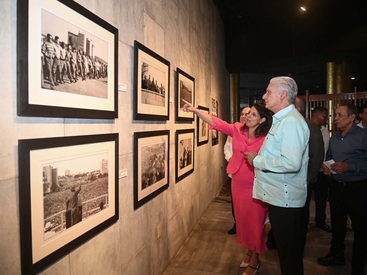MMarreroCruz's tweet photo. Como parte del homenaje al Comandante en su centenario, participamos en la inauguración de la exposición fotográfica "Fidel en la Plaza", en el Memorial José Martí. 

Treinta imágenes que inmortalizan algunos de los momentos más importantes vividos por #Cuba.

 #100AñosConFidel https://t.co/euj7JUceNI