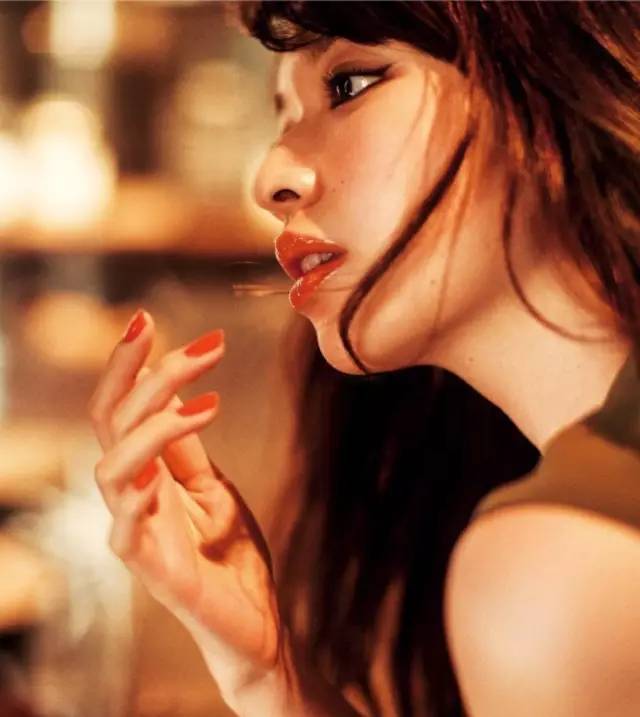 heeeeezy's tweet photo. 地铁耳机里循环的旋律，刚好好踩过下班的晚风，把一天的疲惫都揉成了走路时的轻快脚步 https://t.co/zdUpeYv0X1