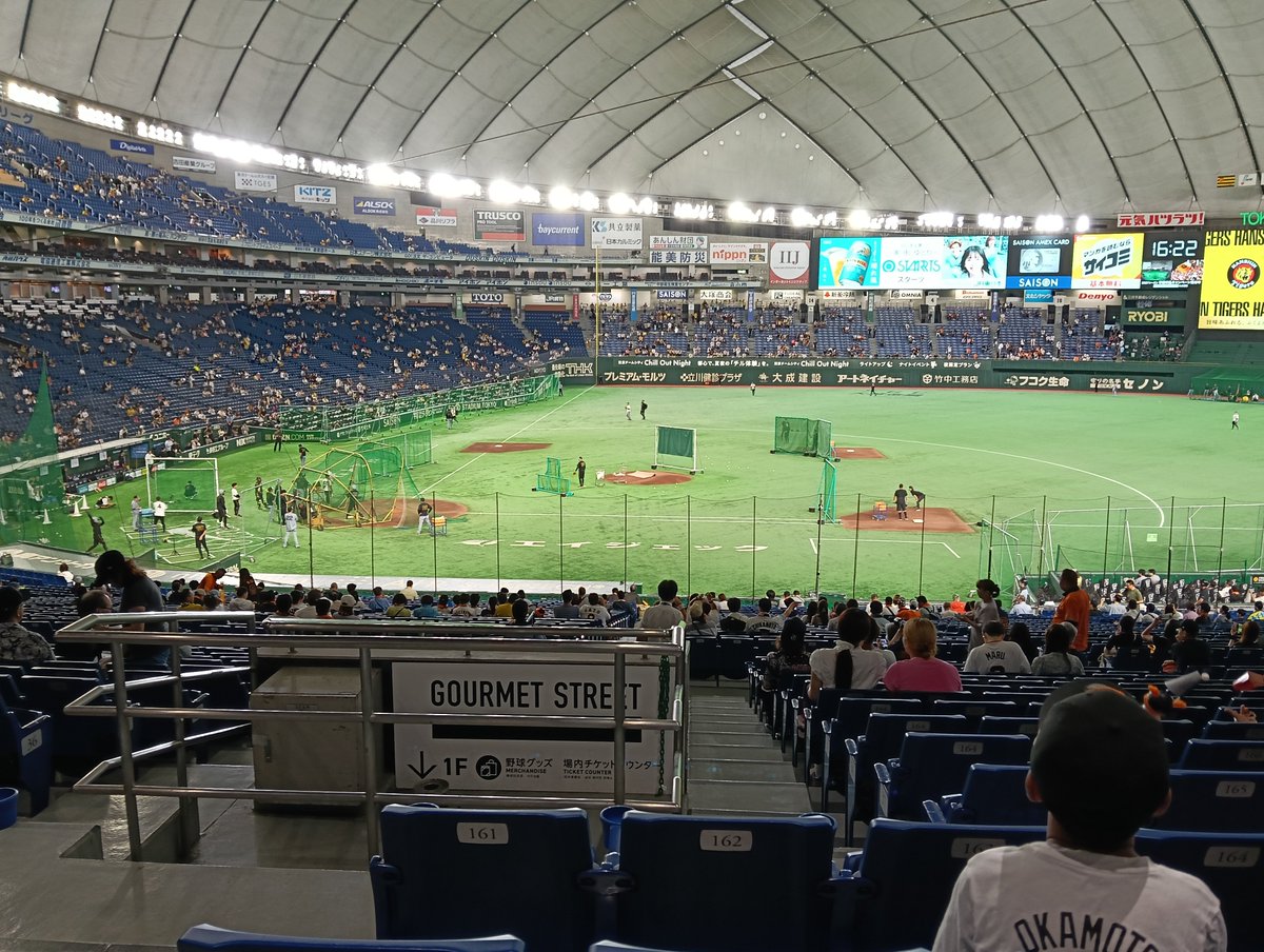 shigechan_345's tweet photo. 巨人阪神戦見てきました😭1年ぶりの東京ドームにて一塁側スタンドに座ってて〜後ろ側の人〜お酒飲むのも良いけど床にこぼして知らん顔はないやろ😡こっちは足元ベタベタバックまでベタベタやぞ😡���マケに阪神にサンタコってめちゃくちゃプンプンしながらホテルに帰って来た
 #東京ドーム #マナー悪すぎ https://t.co/a1RCez6dwa