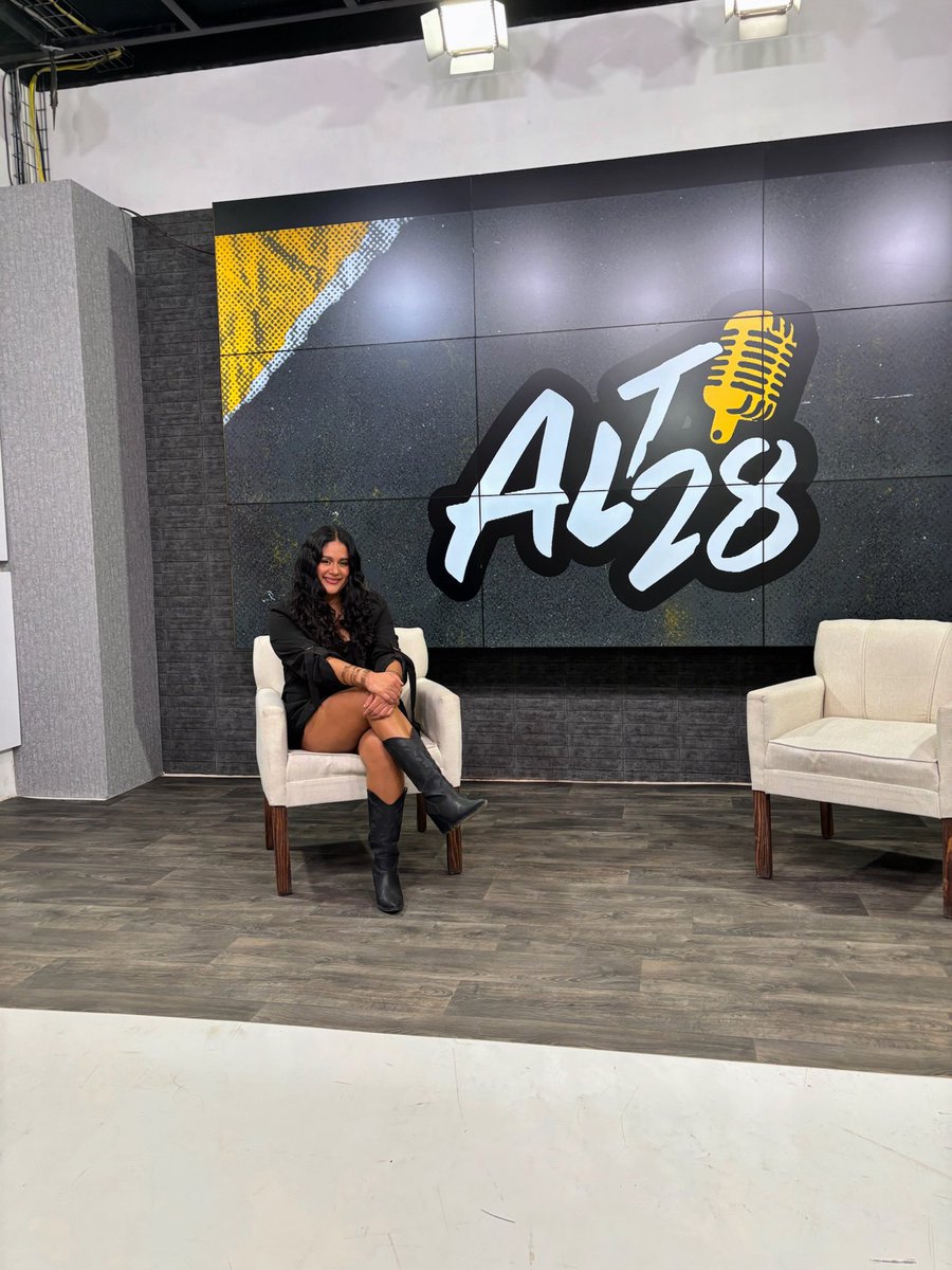 SoyKarenOficial's tweet photo. Feliz en el programa de @manumoremusic ✨
GRACIAS Manu por tu linda invitación y por hacérmela pasar tan bien!! ❤️

#Cantante #ProgramadeTV #TV #Torreon #TRC https://t.co/2a1Q4XlumM