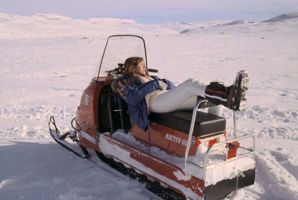 sw_tweets's tweet photo. Carrie Fisher sleeping while on location for ‘The Empire Strikes Back’ 💤 ❄️ https://t.co/4nqayqeWUJ