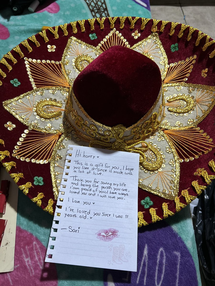 lesbiantayrry's tweet photo. HARRY AGARRÓ MI CARTA Y SE LA GUARDO, HARRY TIENE MI CARTA QUE LE HICE  😭😭😭❤️‍🩹 https://t.co/9KfgYDY7VH