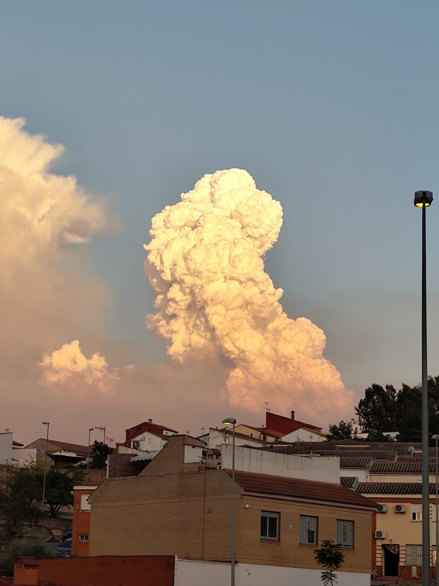 vmerlon's tweet photo. @Meteohuelva La evolución que tuvo desde Nerva https://t.co/F6RwBxMMeD
