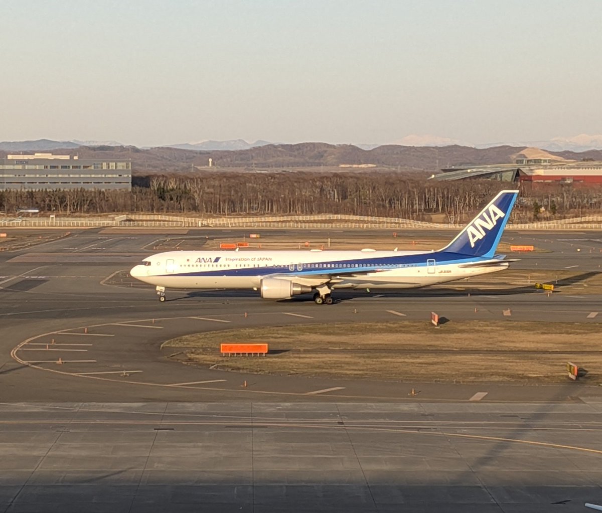 maikyYMoto's tweet photo. 再び北の地へ🗾その5
新千歳空港に到着❗
まだ時間があるので前回行けなかったテラスみたいな所へ✌️
ここで暫く撮影📸
JRも少し見えました🚃

#新千歳空港 https://t.co/leCOeVxjb5