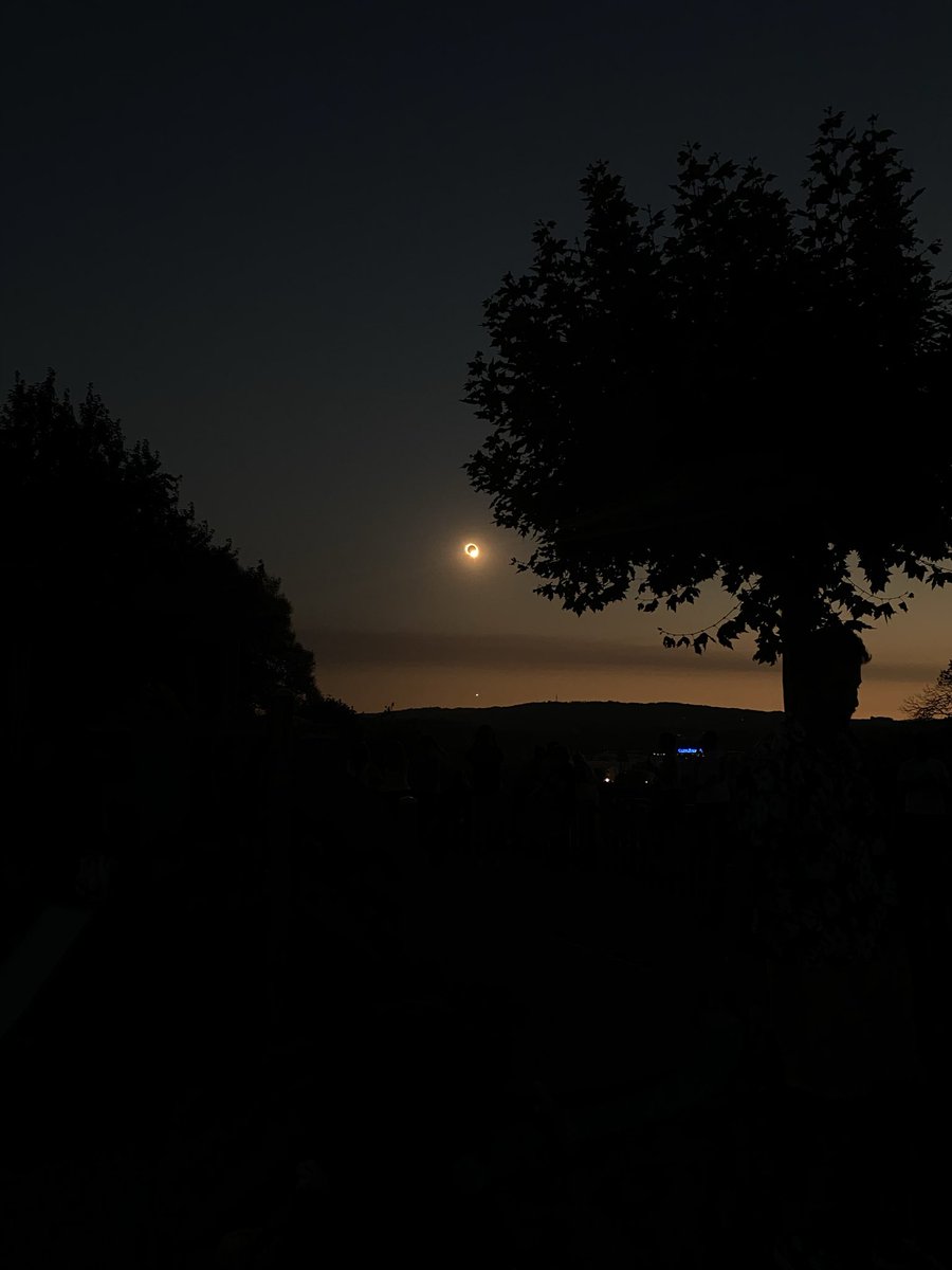 Fer_zerep's tweet photo. @unollodevidro Se encendieron farolas, rotulos de tiendas y se vio de repente venus aparecer de la nada. Como recien entrada la noche tras el atardecer. https://t.co/Fd7NPX6lSp