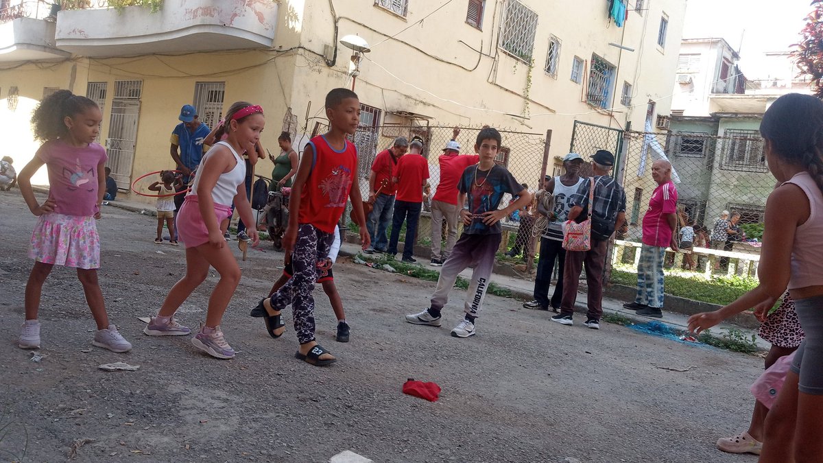 CDR_Cerro's tweet photo. #ElCerroTieneLaLlave
Actividad en la zona 18 en Homenaje a el Centenario de nuestro invicto Comandante #100AñosConFidel
#CDRCerro
#CDRHabana
#CDRCuba https://t.co/pA7KEIQnJF