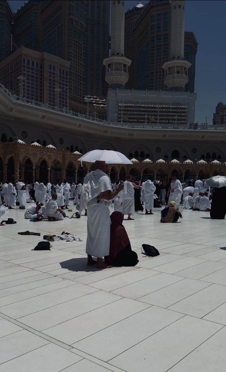 AlshardanSarah's tweet photo. بين دوران الطائفين وهيبة التكبير، وامتداد الخطى في المسعى، وحرارة الكفّ على أستار البيت العتيق ومقام الخليل، وضيق المسافة عند الملتزم حتى لا يبقى بين القلب وربّه إلا م�� أفضى؛ وبين زمزم يروي رجاءً لا ظمأً، وسجدة يسكن عندها صخب الدنيا، ولحظات بين النداء والإقامة، وخلوات الليل حين تنام الأرض ويظل الله سميعًا .. امتدّ حديث لا يعرف الخلق منه شيئًا، ويعلمه الله كله